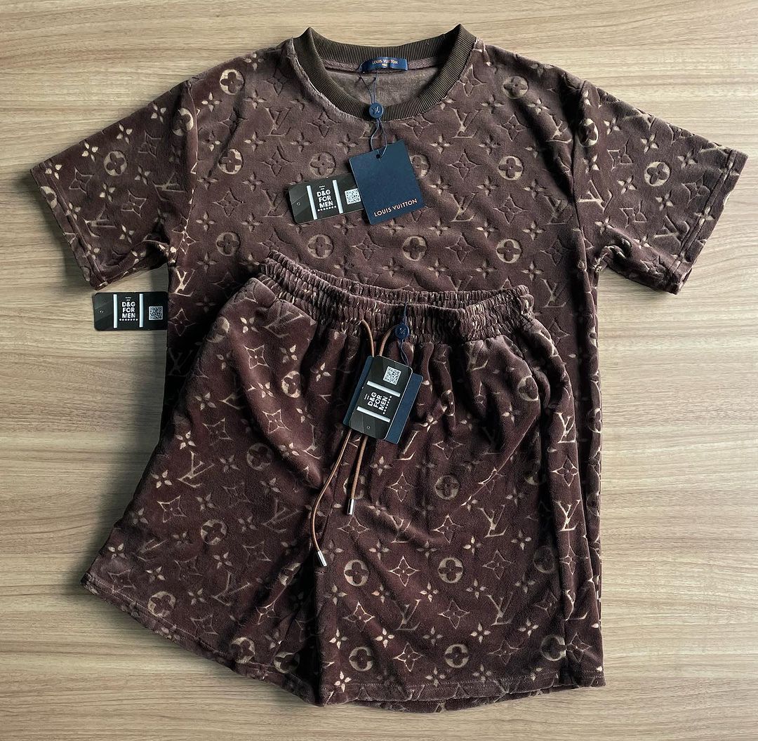 Conjunto Grife - LOUIS VUITTON MARROM (Promoção Esquenta Black Friday) [CAMISA + BERMUDA + CHINELO]