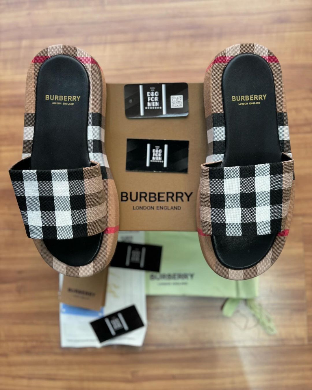 Conjunto Grife - BURBERRY (Promoção Esquenta Black Friday) [CAMISA + BERMUDA + BONÉ + CHINELO]