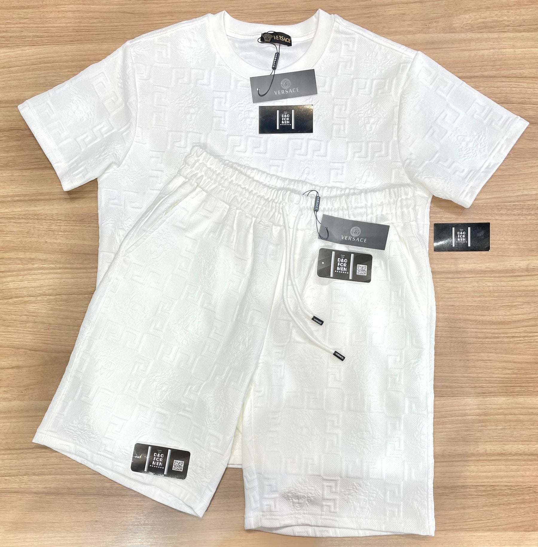 Conjunto Grife White- Louis Vuitton (Promoção Esquenta Black Friday) [CAMISA + BERMUDA + BONÉ + CHINELO]