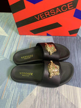 CHINELO VERSACE BLACK / DOURADO ( PROMOÇÃO ESQUENTA BLACK FRIDAY) PREÇO DE ATACADO 🔥