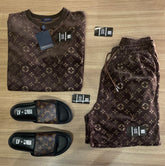 Conjunto Grife - LOUIS VUITTON MARROM (Promoção Esquenta Black Friday) [CAMISA + BERMUDA + CHINELO]