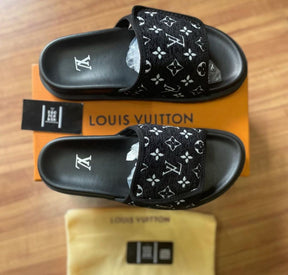 Conjunto Louis Vuitton Black (Promoção Esquenta Black Friday) [CAMISA + BERMUDA + CHINELO]