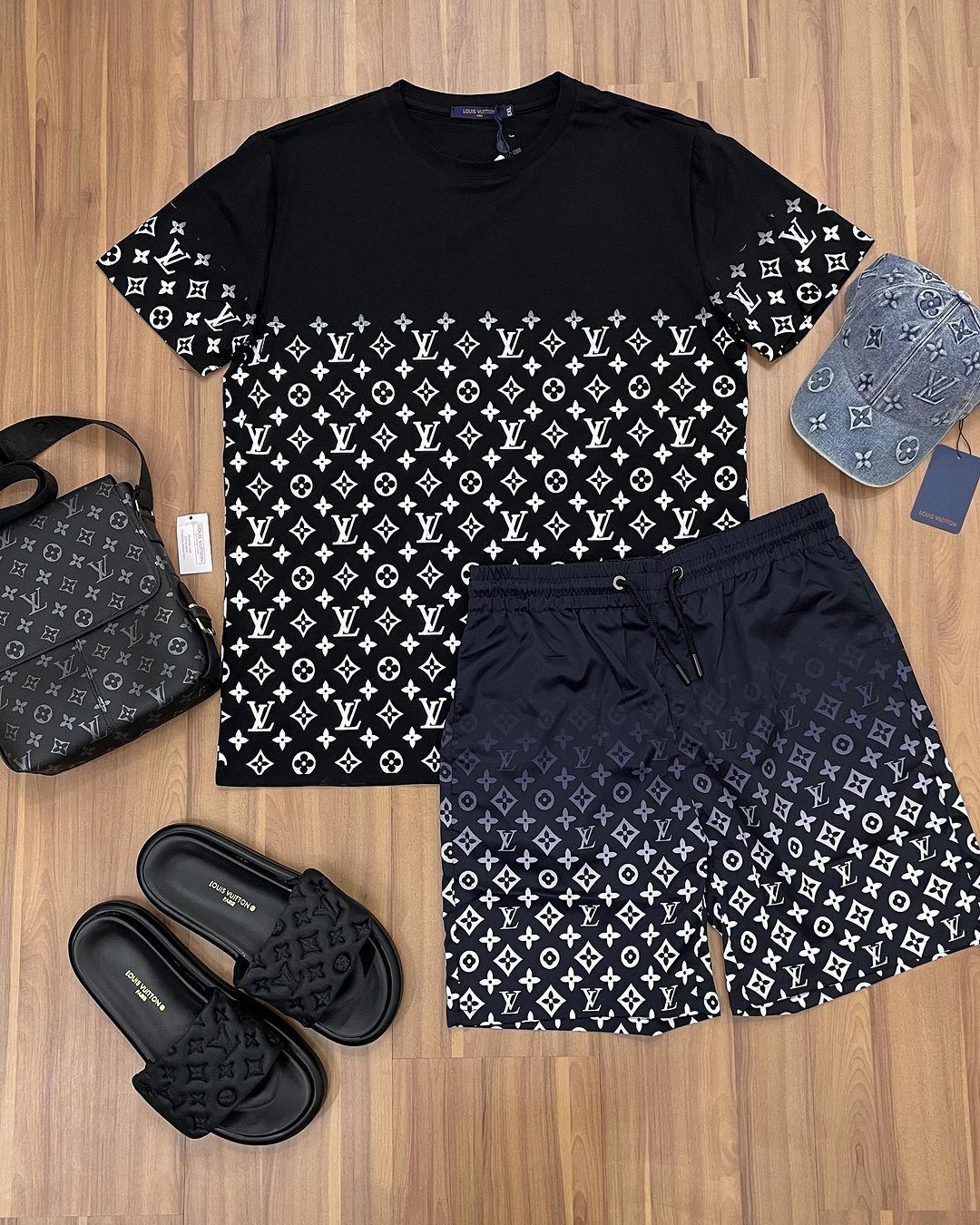 Conjunto Grife - Louis Vuitton (Promoção Esquenta Black Friday) [CAMISA + BERMUDA + BOLSA + CHINELO]