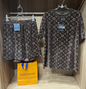 Conjunto Grife - LOUIS VUITTON MARROM (Promoção Esquenta Black Friday) [CAMISA + BERMUDA + CHINELO]