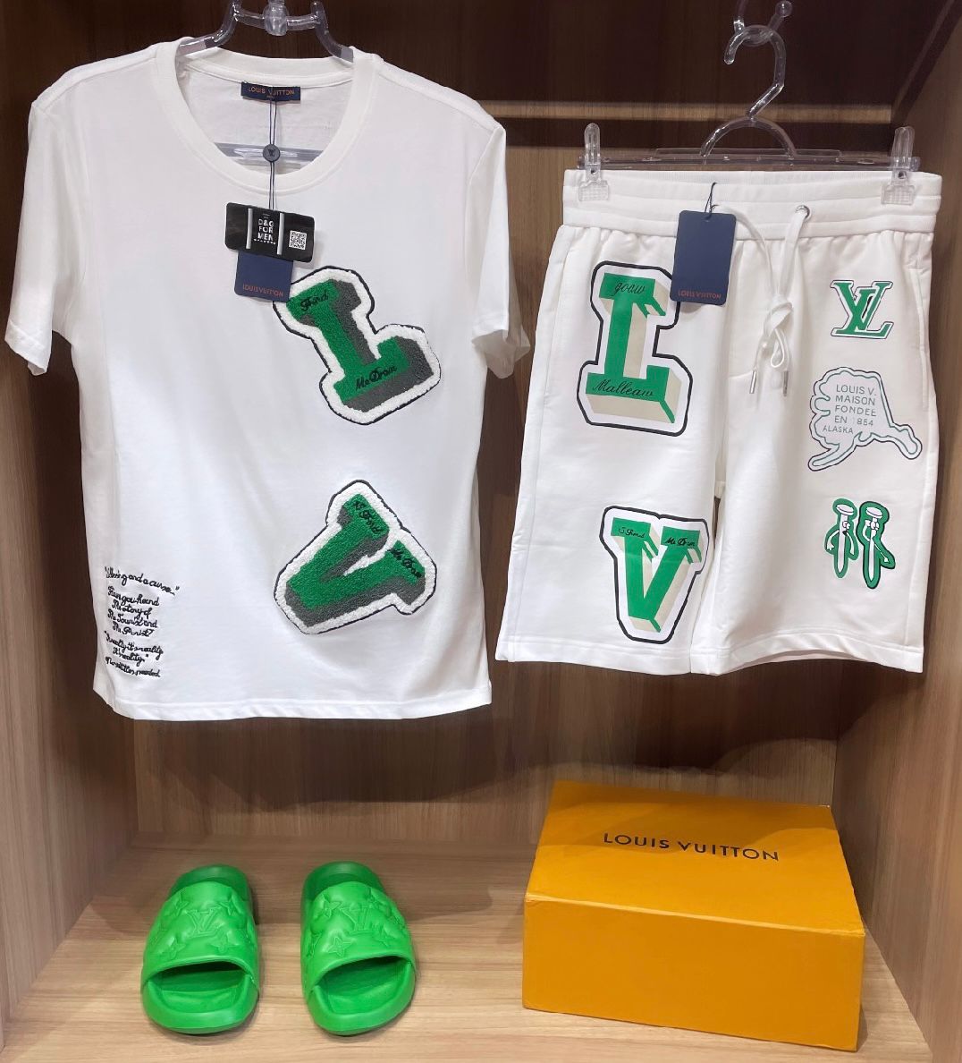 Conjunto Louis Vuitton White/Green (Promoção Esquenta Black Friday) [CAMISA + BERMUDA + CHINELO]